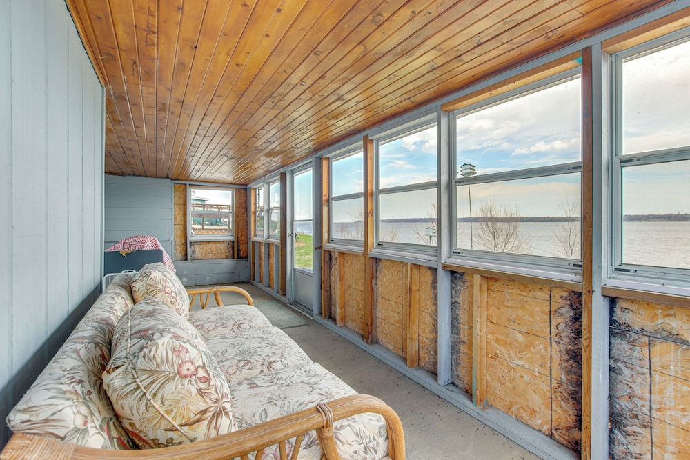 Riverfront Gem w/ Kayaks & Yard in Montrose!