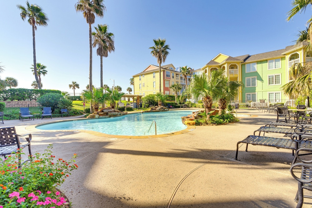 Walking Distance to Babe's Beach: Condo w/ Balcony
