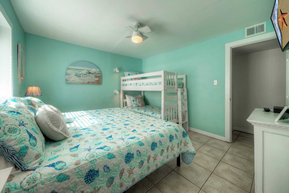 Sleeps 18 2 Beachfront Condos w/ 2 Pools, Tennis/pickleball, Beach Boardwalk