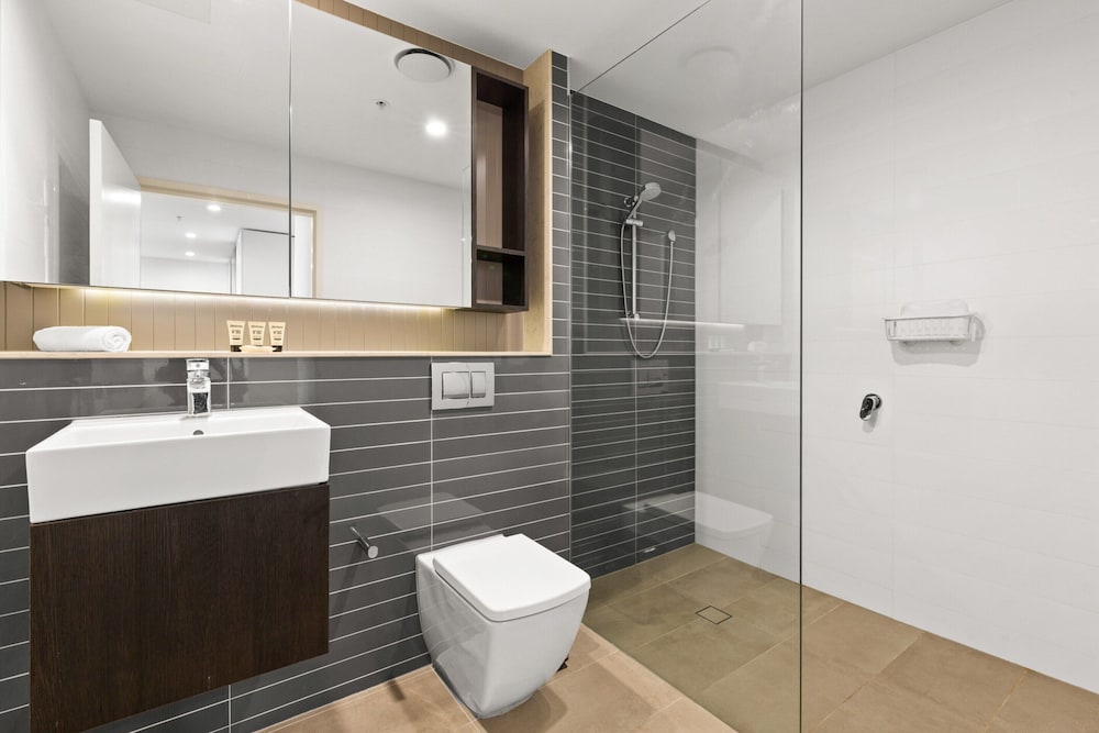 Chic 1-bed With Pool by River, Ferry & Amenities