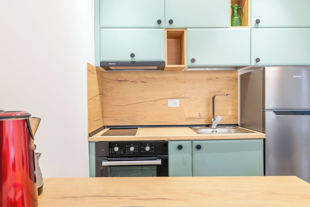 Tirent Apartment-Modern 1-Bedroom Stay Near Liqeni i Thatë