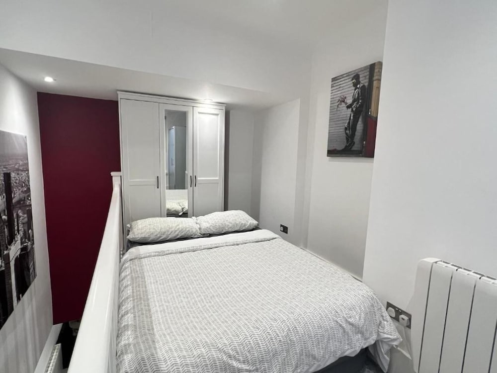 Spacious1br-6guests-walktoshops-fastwifi