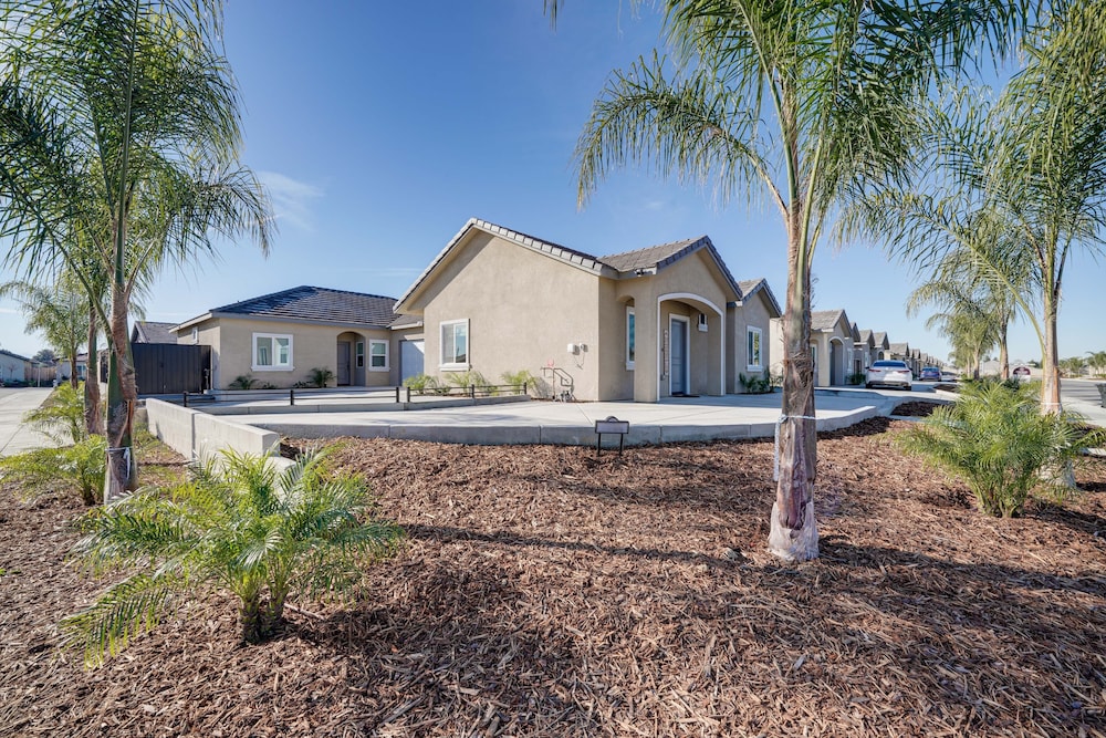 Dog-friendly Home Near Golfing in Bakersfield! view 5