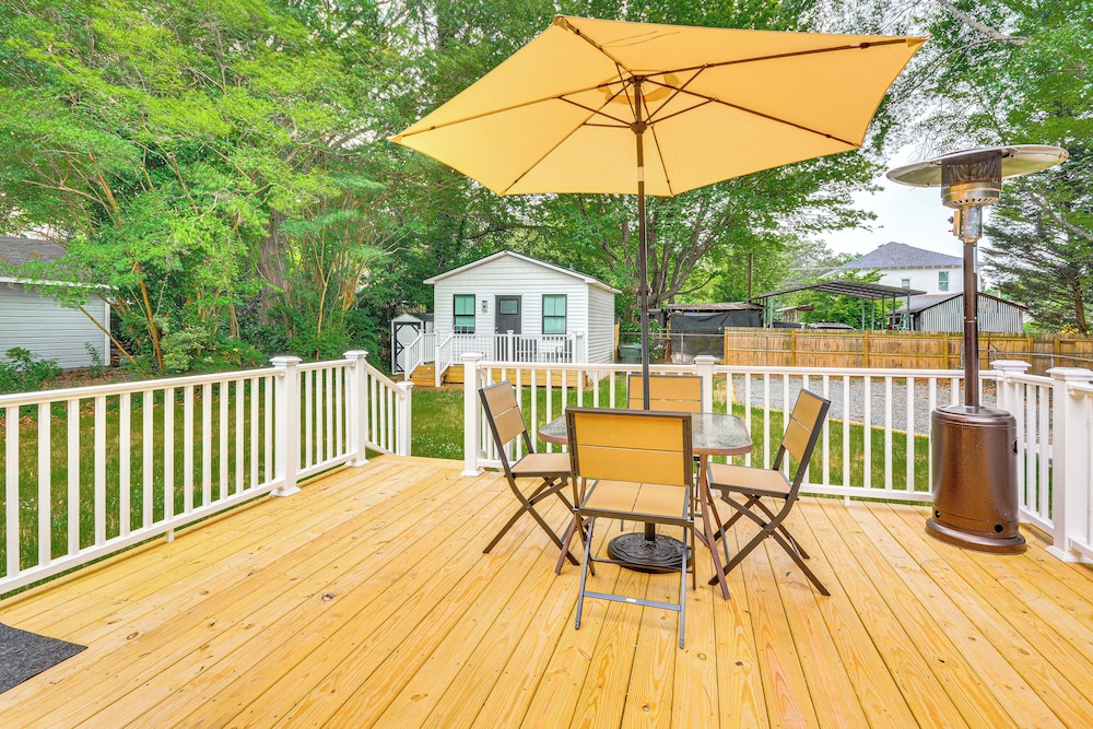 Walk to Uptwn Lexington: Modern Retreat w/ Porch!