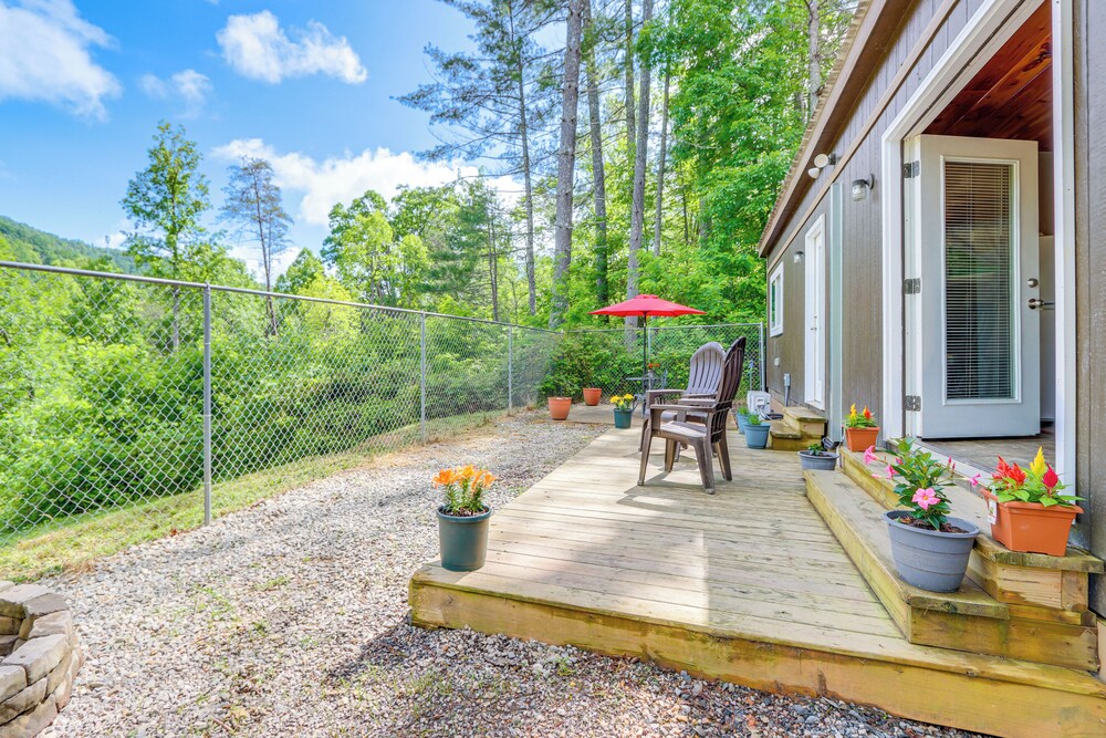 Cozy + Convenient Blairsville Cabin w/ Deck!