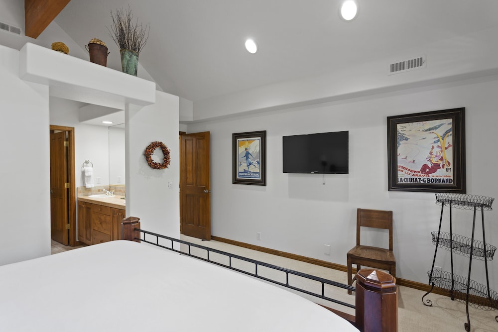 Deer Lake Village at Deer Valley Resort - Four Bedroom Condo with Hot Tub #2478 4 Condo