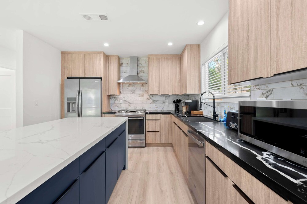 Not Affected by the Fire/spacious Modern Retreat w Luxury Amenities & Style