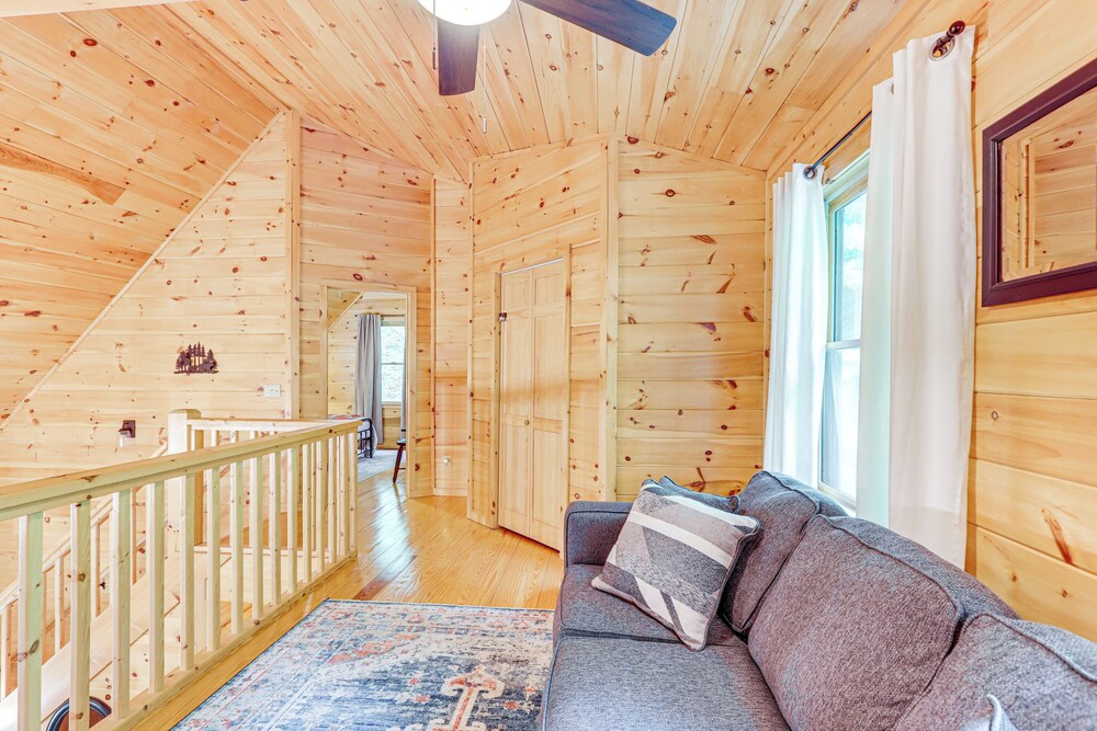 5 Mi to Dtwn Blue Ridge: Spacious Cabin w/ Hot Tub