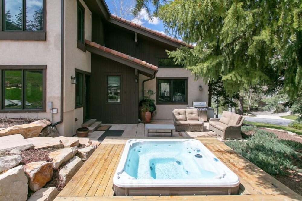 2540 Queen Esther Dr - 5 Bedroom Home with Spa 5 Home