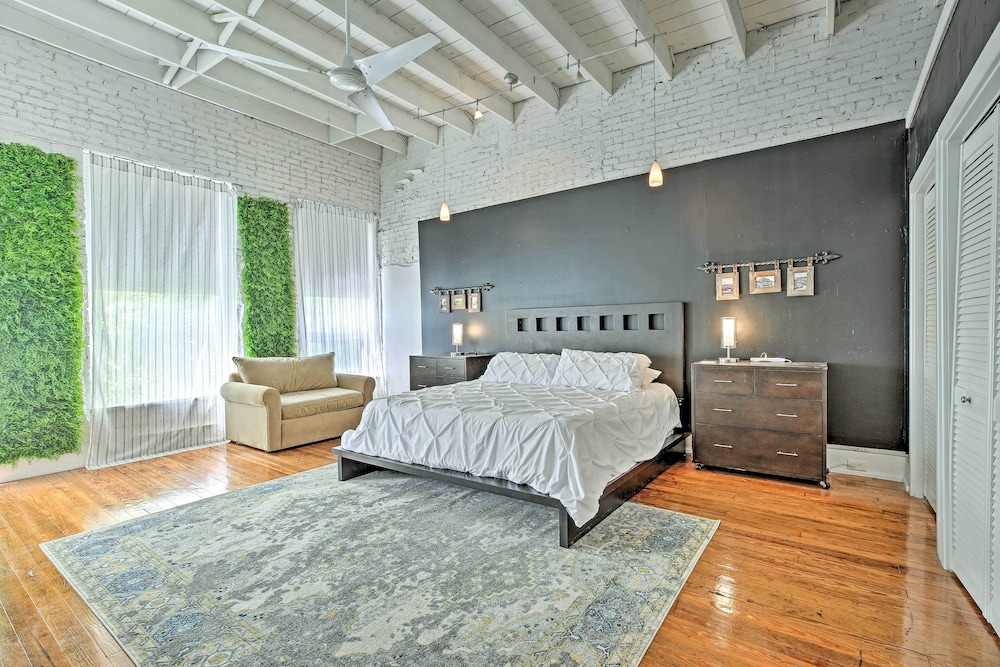 Nulu Art District Loft: Walk to Dtwn Distilleries!