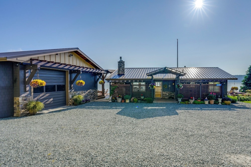 Similk Bay Retreat With Deck, Fire Pit + Hot Tub! view 2