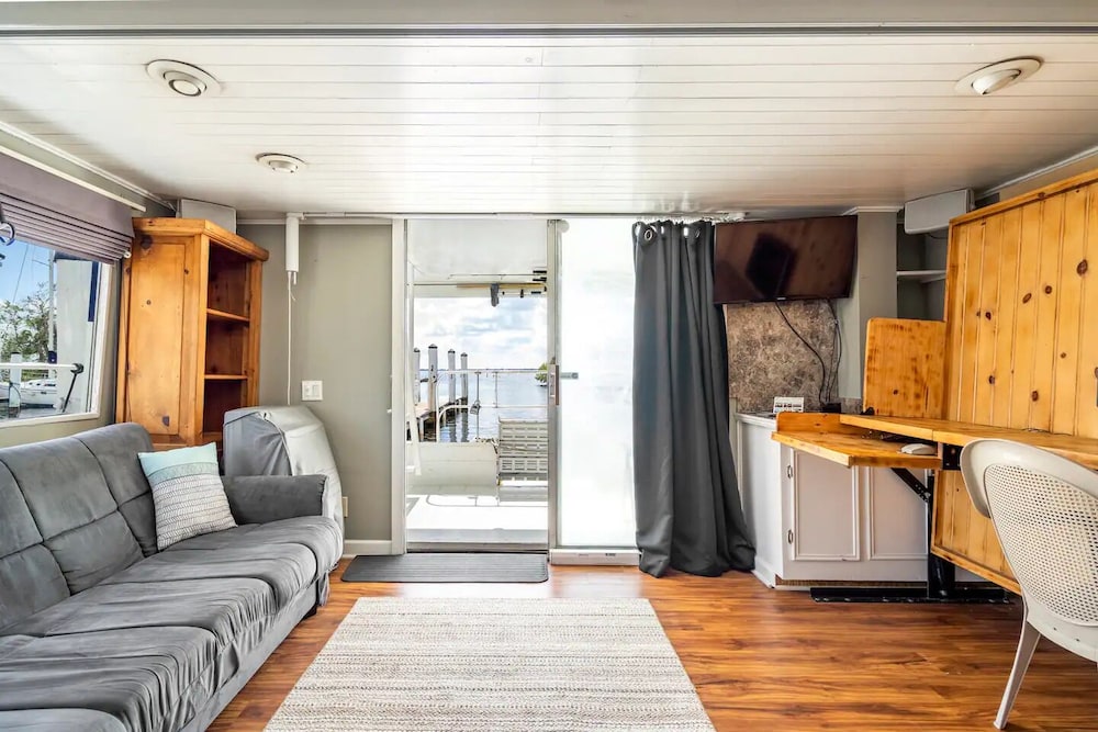 62' Yacht M/v Possibilities On Wide Private Canal 3 Bedroom Houseboat