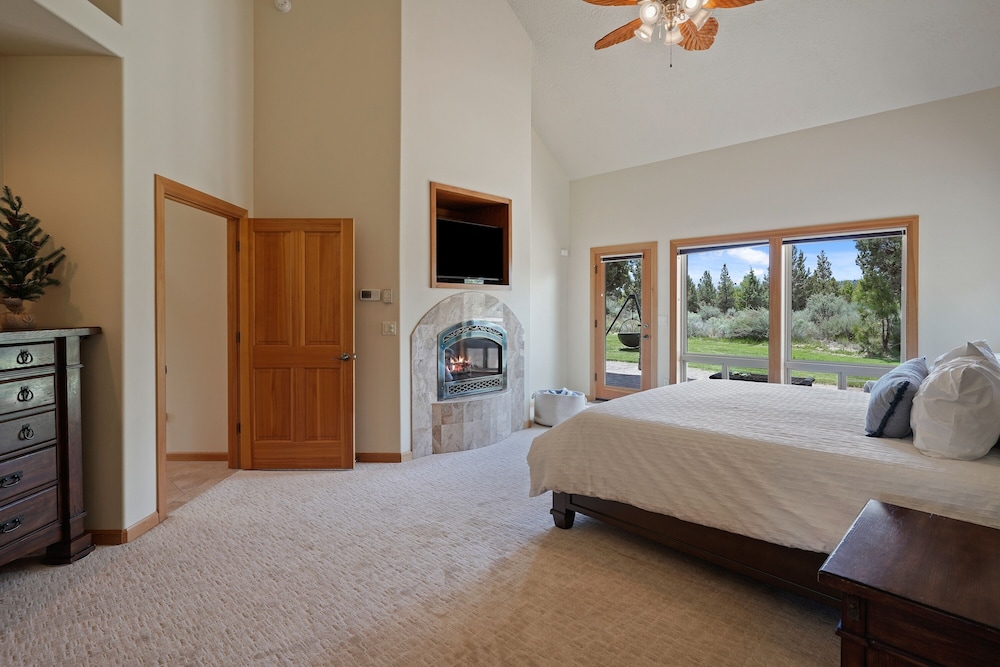 Family-Friendly Dara Oaks Home with Private Hot Tub and BBQ on the Deck by RedAwning