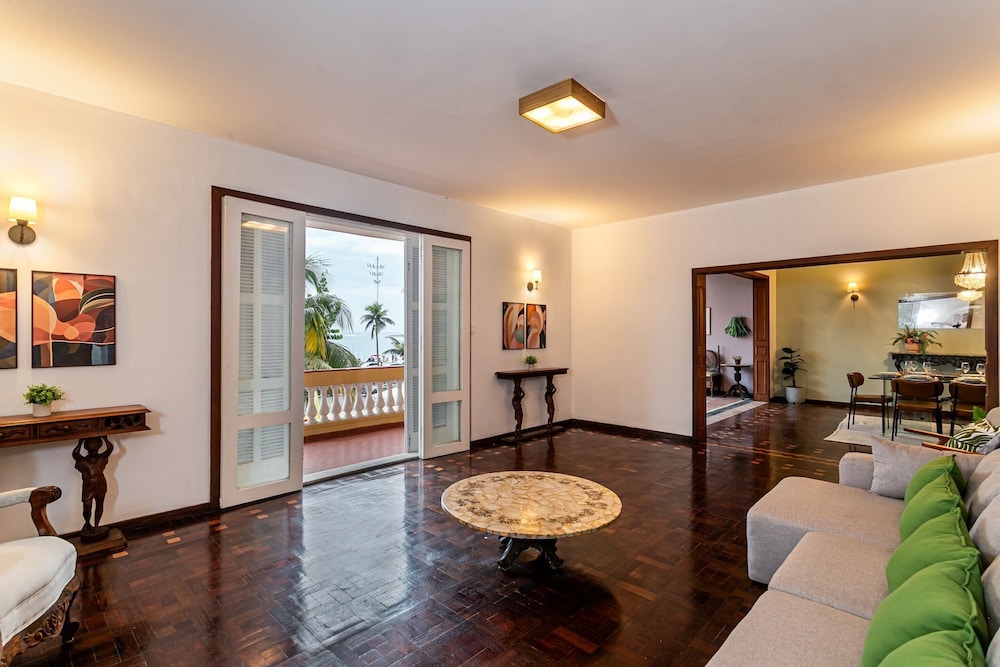4bdrs, Balcony w/ Sea View, and Garagea 3730/201