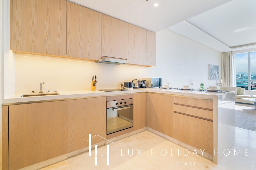 LUX Iconic Views at Palm Tower Suite 5