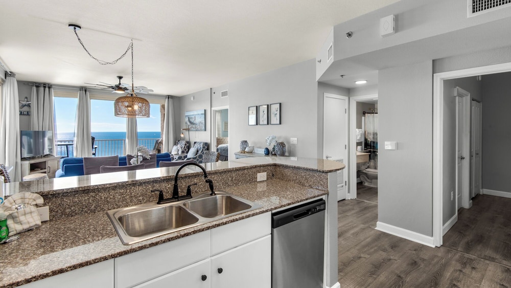 Beachfront Corner Unit w/ Wrap-around Balcony, Close to Attractions!