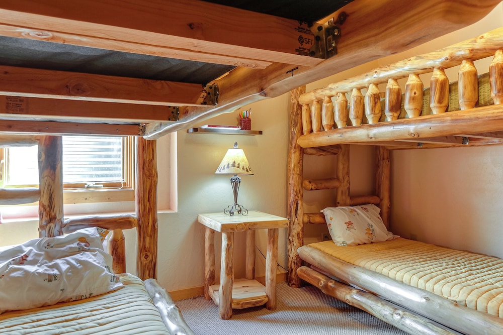 Hot Tub Hideaway w/ Views & Deck in Fairplay!