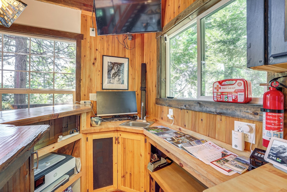 3 Mi to Lake Arrowhead Village: Dog-friendly Cabin