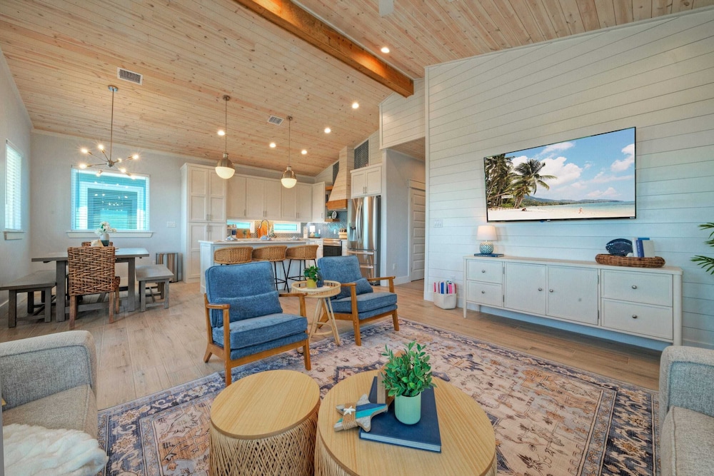 Deja Blue Coastal Retreat w/ Pool, Firepit, BBQ & Outdoor TV Lounge