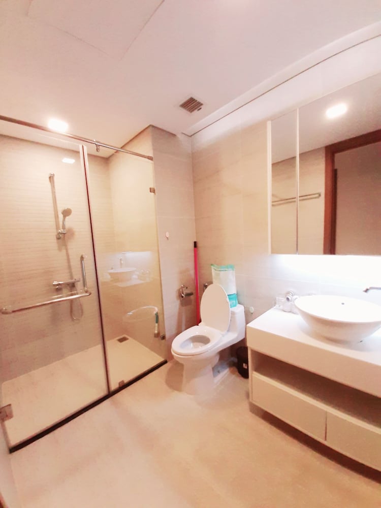 Spacious Modern 4-bed 140sqm Vinhomes Apartment