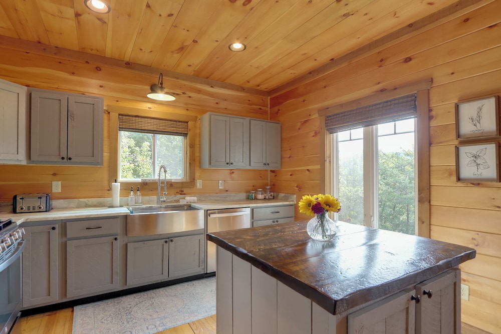 Family Oasis w/ Game Room & 2 Decks in Blue Ridge!
