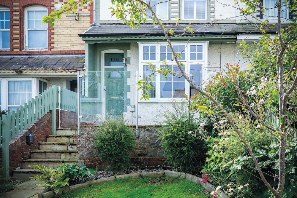 Overland Road 4 Bed House Mumbles