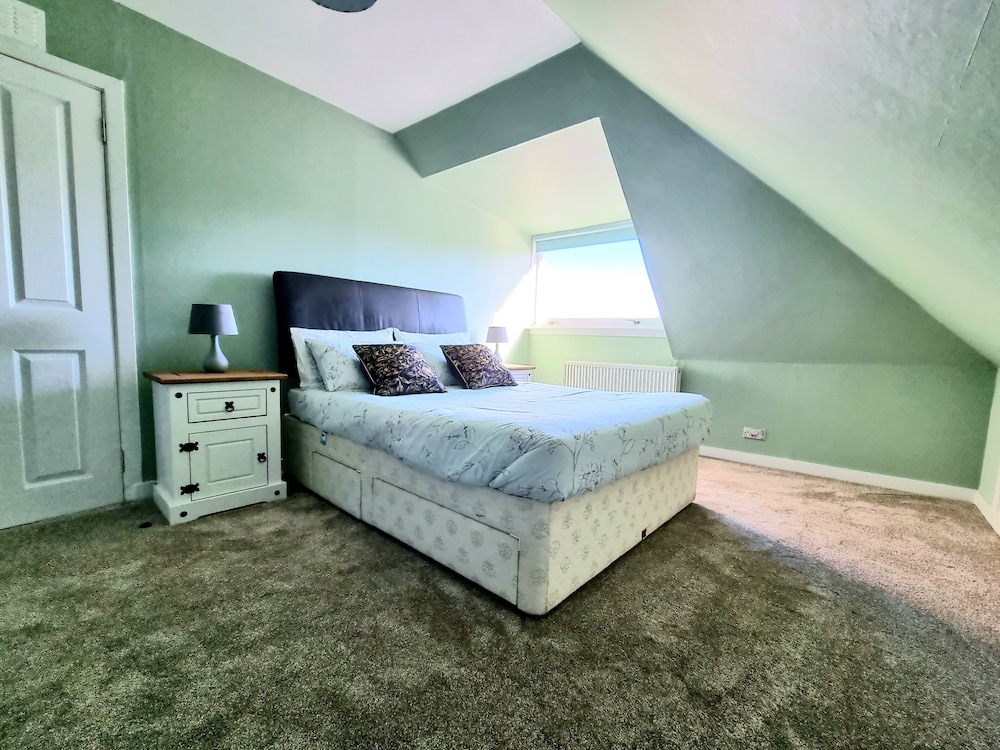 Bright 4 Bed Family Home by the Canal view 4
