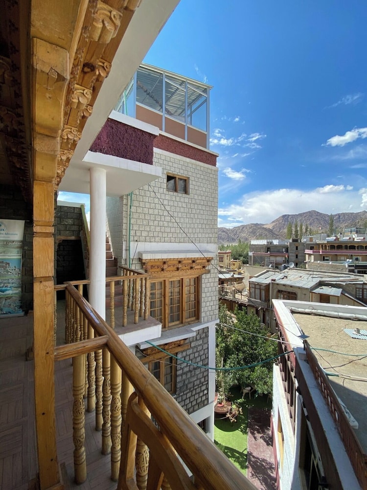 Nezer Hostel & Roof Top Cafe