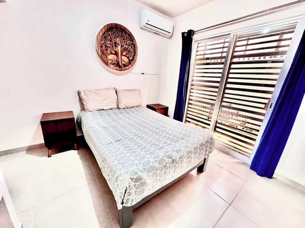 Private Jacuzzi and Pool 2 Level House
