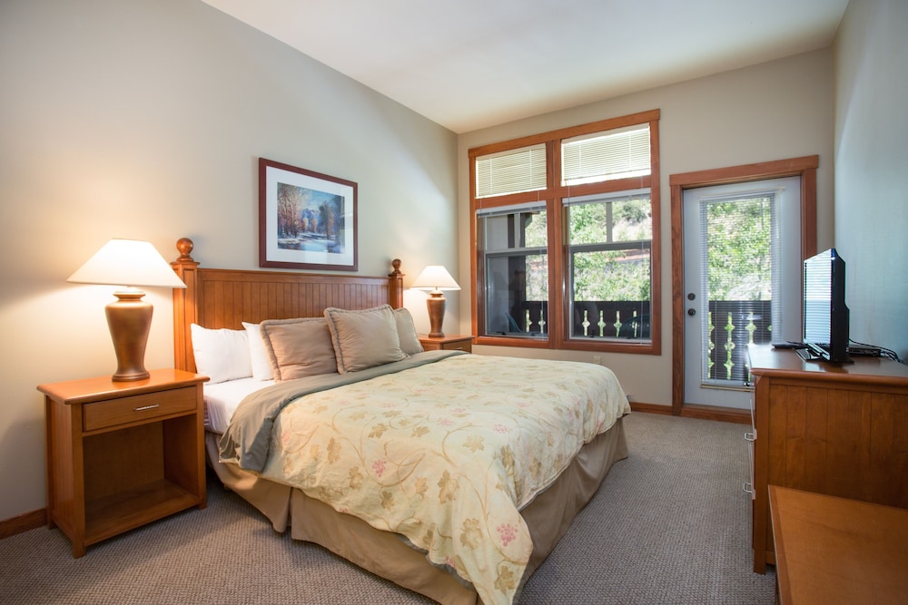 2312 - Two Bedroom + Den Standard Eagle Springs East 2 Condo by RedAwning view 3