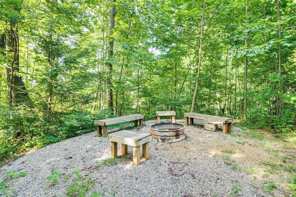 Hot Tub & Mtn Views: Modern Old Fort Hideaway!