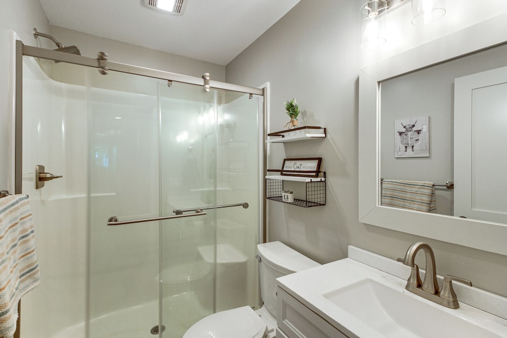 Hot Tub & Game Room: Lakefront Merrifield Retreat!