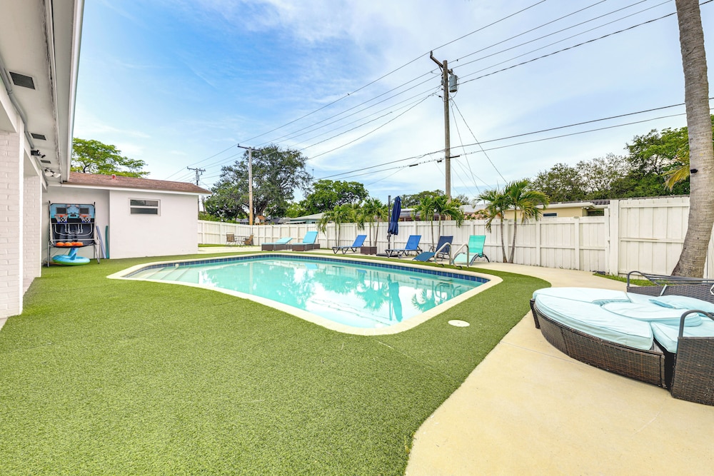 Outdoor Oasis w/ Games: Sleek Hollywood Home!