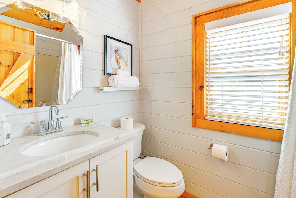 Cashiers Cottage w/ Screened Porch & Trail Access!