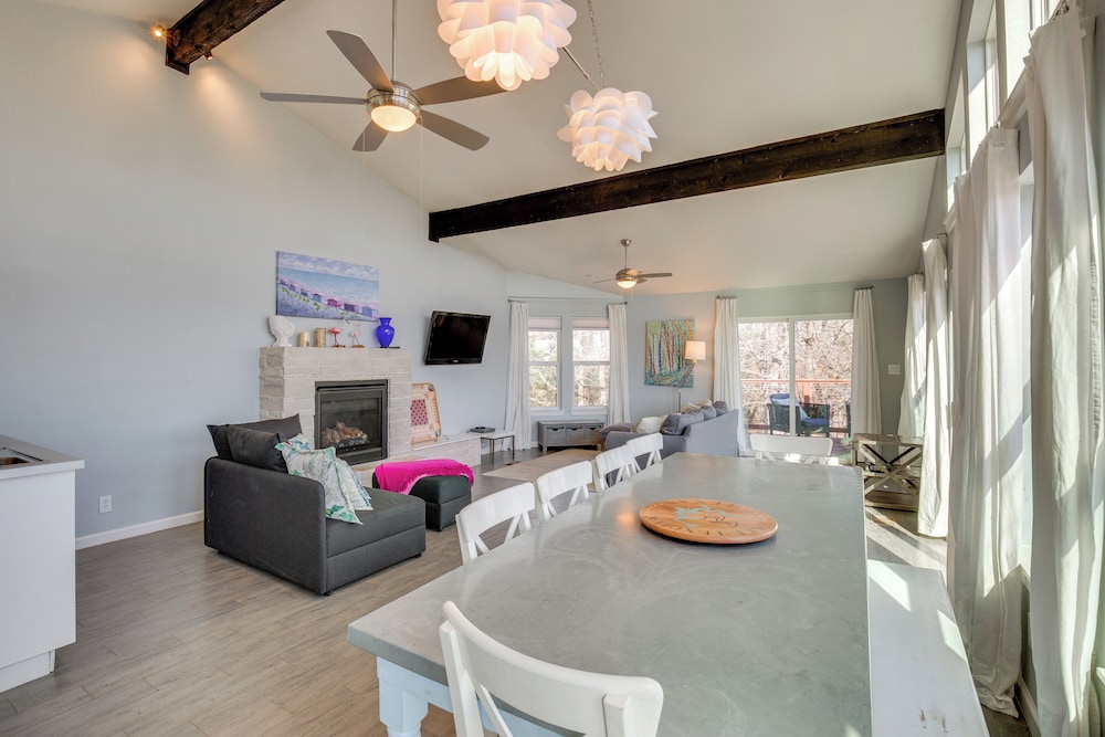 Serene Valley Views: Lake Texoma Retreat