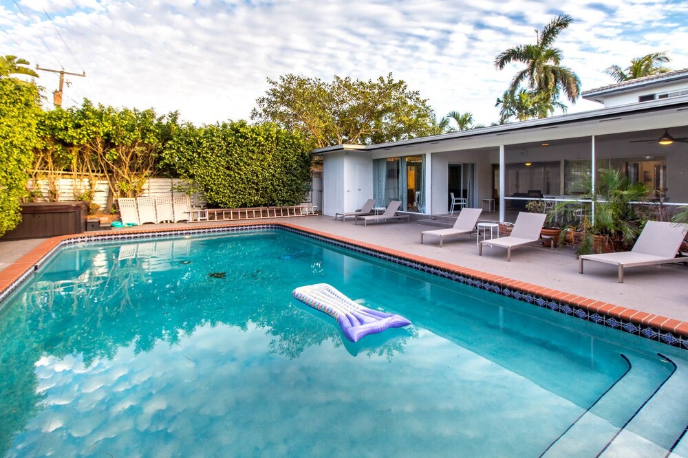 Chateau Hollywood Luxury Home & Pool near Hollywood Broadwalk - Image 2