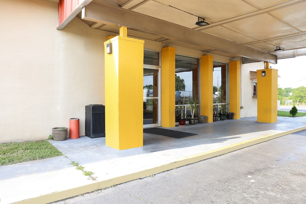 Opelika Vacations - Springwood Hotel - Property Image 10