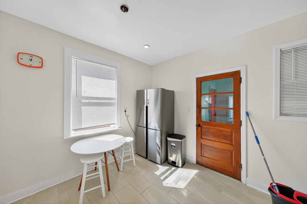 Chicago Getaway With Pool Table & Modern Comfort 3 Bedroom Home