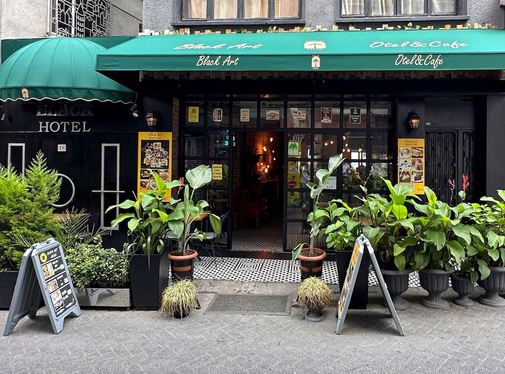 Black Art Otel - Image 17