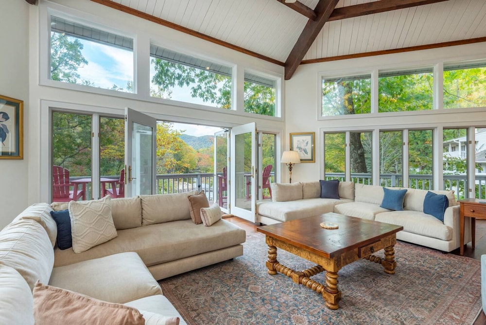Riverfront Sanctuary Your Mountain Getaway