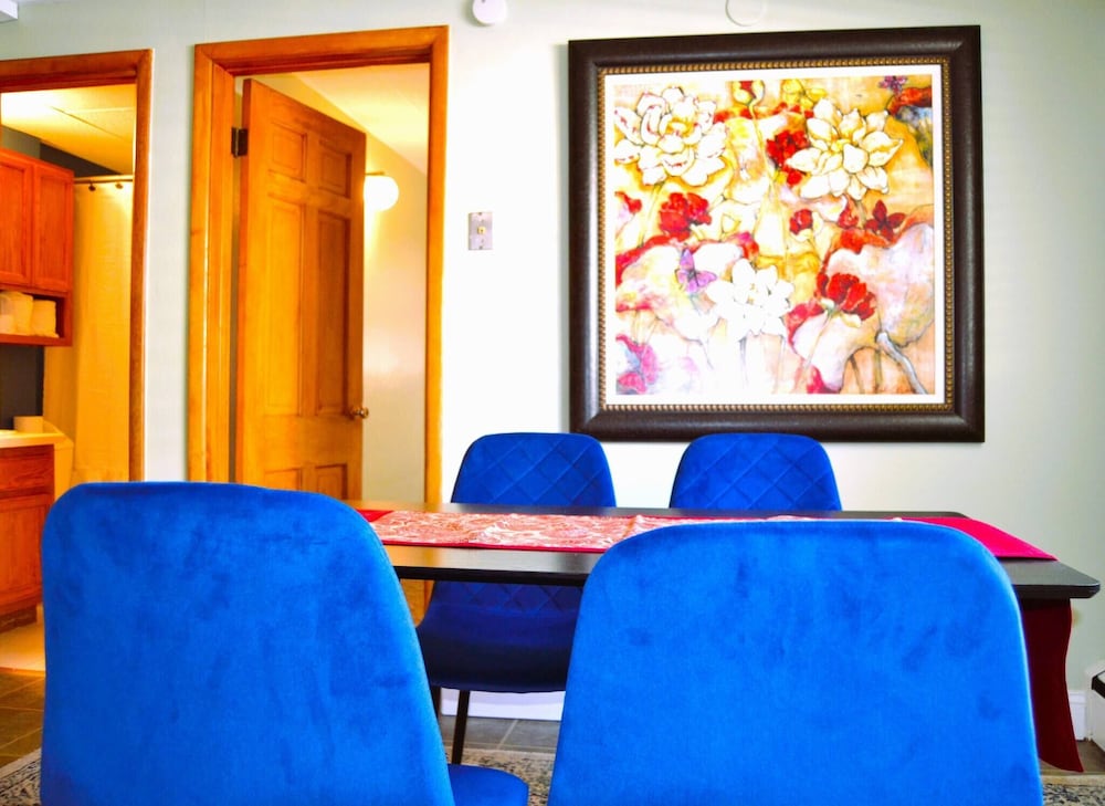 Red 4 Apartment - Experience the Comfort of This Charming