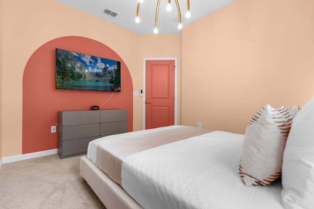 Upstay - Karaoke Mansion w Pool Cinema Themed Rooms