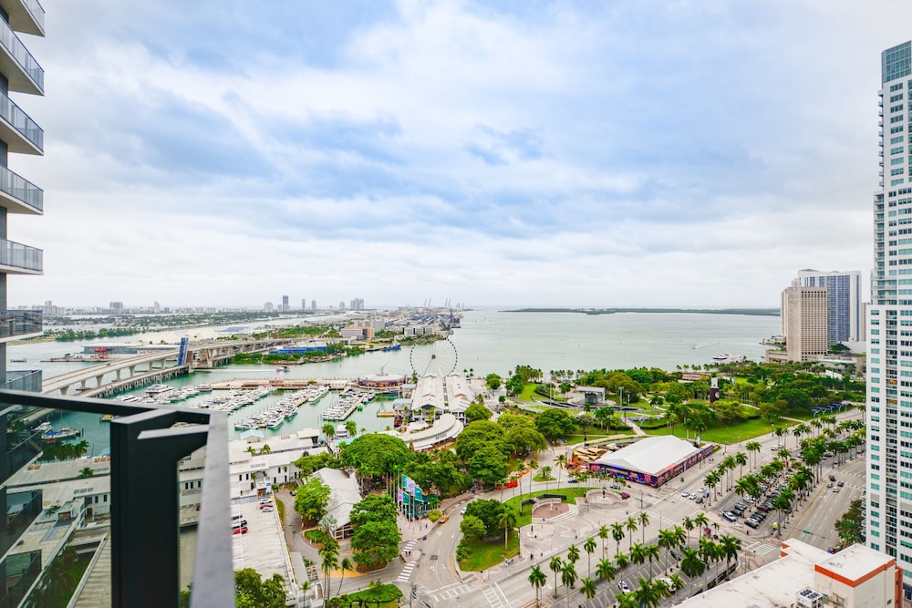 Studio with a City View Near Bayside