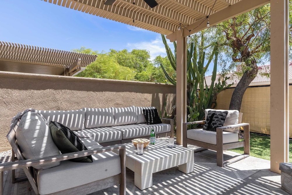 Designer Desert Oasis w/ Pool, Hot Tub, Outdoor Lounge The Riley by Avantstay