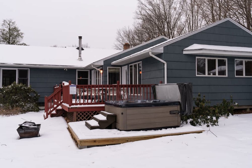 HV Spacious Retreat Sleeps 13 w Hot Tub