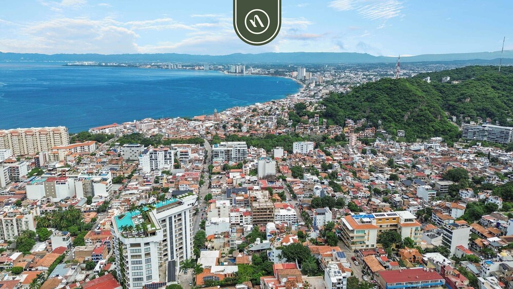 Stunning 2 BR Condo - Oceanview Terrace - Downtown