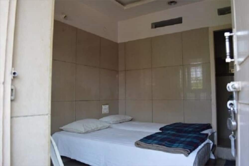 Mourya Deluxe AC Lodge view 4