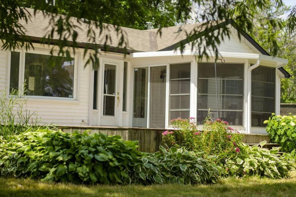 Bungalow by the Bay Spot on Wellers Bay - PEC