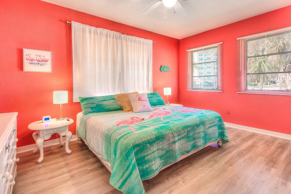 Sunny Escape - A Monthly Beach Rental 3 Bedroom Home by RedAwning - Image 2