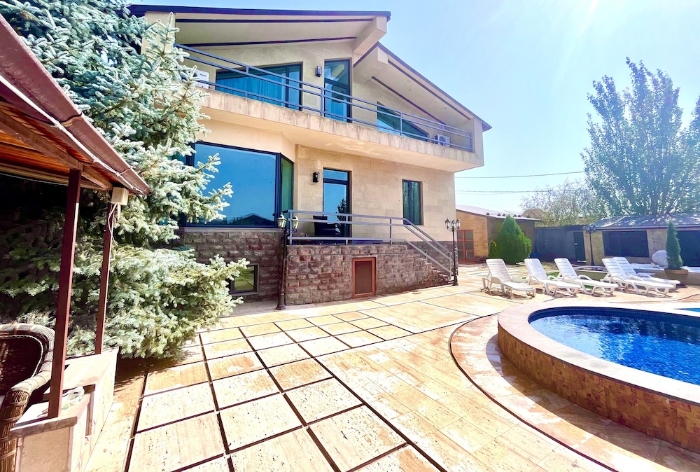 4 Bed Villa Estate Sleeps 7 - Pool, Garden, Sauna